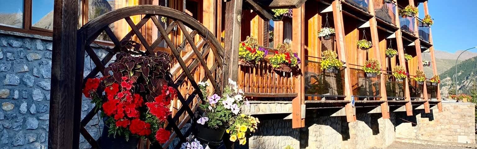 Balcons en bois fleuris de l'hôtel en été