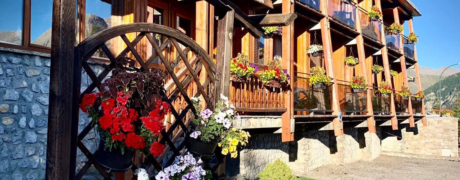 Balcons en bois fleuris de l'hôtel en été