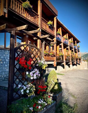 Balcons en bois fleuris de l'hôtel en été