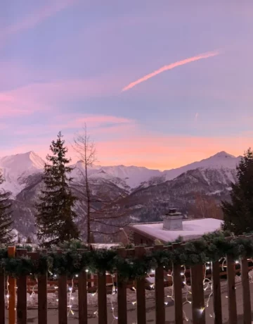 Coucher de soleil sur les montagnes enneigées depuis un balcon