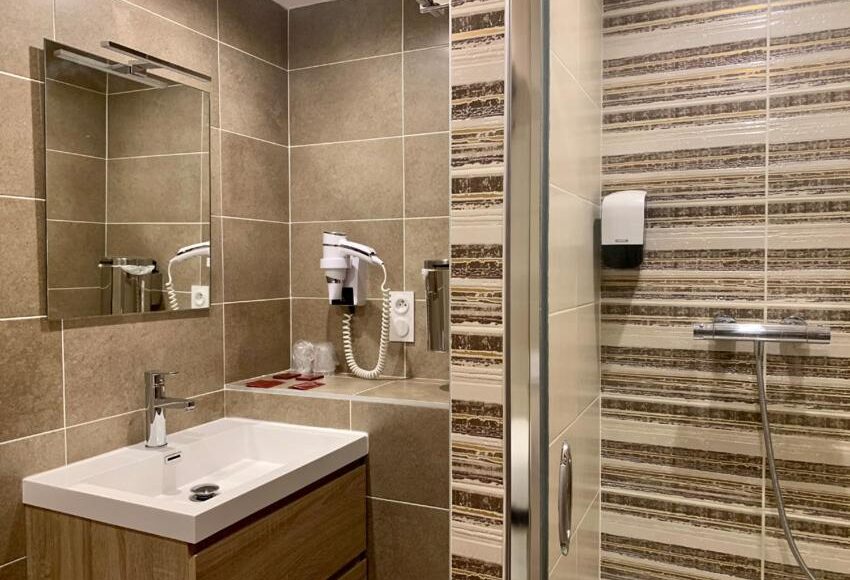 Salle de bain avec douche à l'italienne carrelée