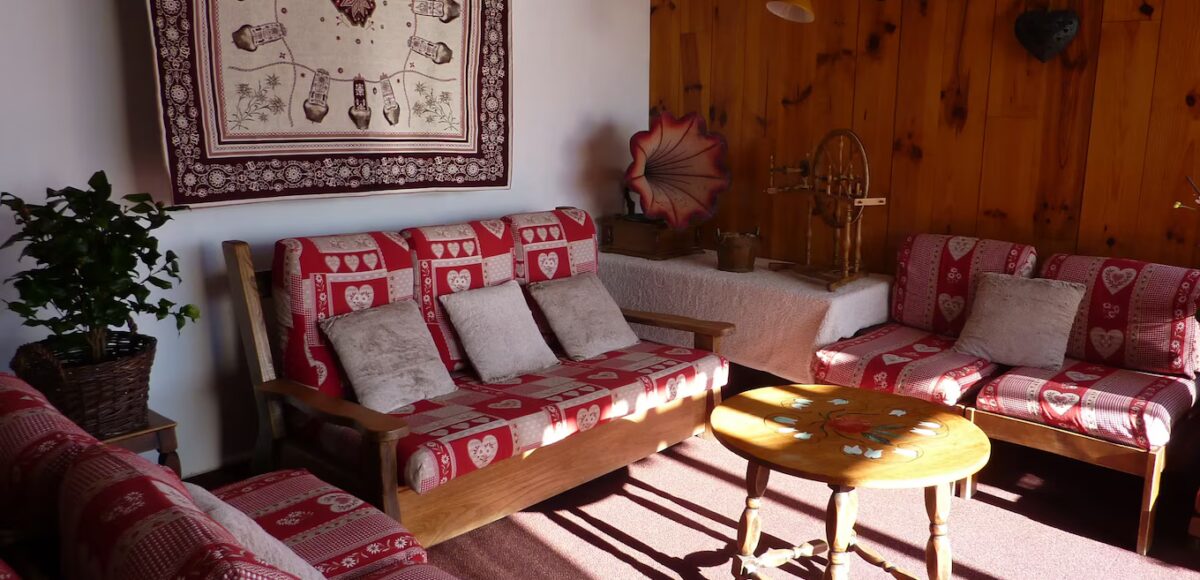 Salon de chalet avec banquettes à motifs cœurs rouges