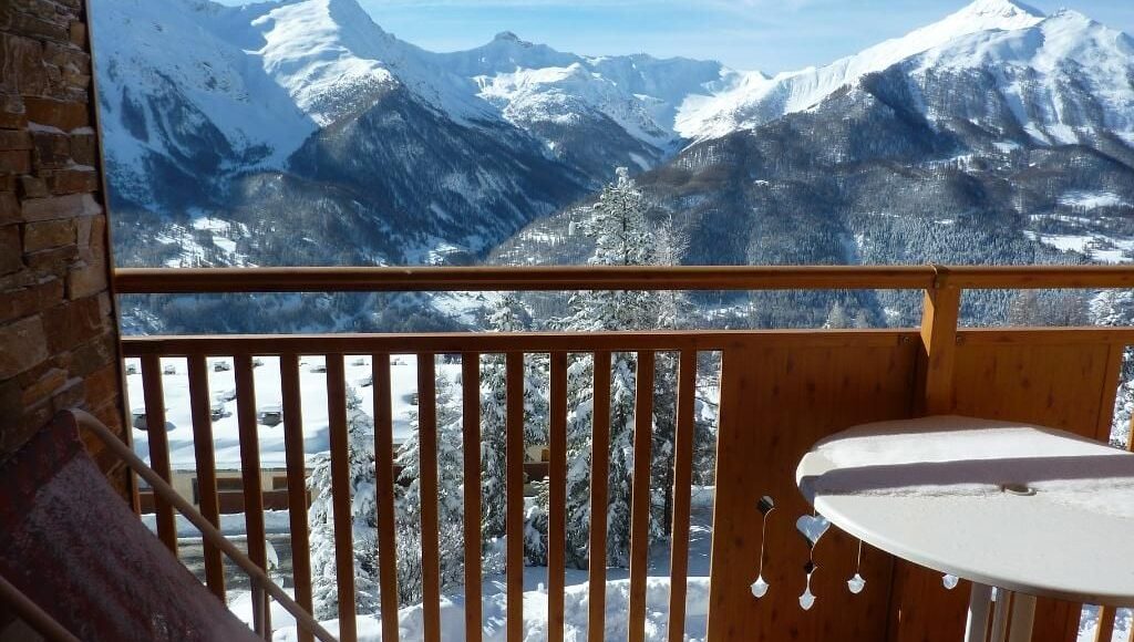 Vue panoramique sur les montagnes enneigées depuis un balcon