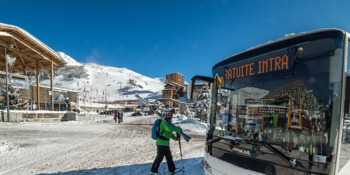 Navette gratuite de la station avec skieur traversant à Orcières Merlette