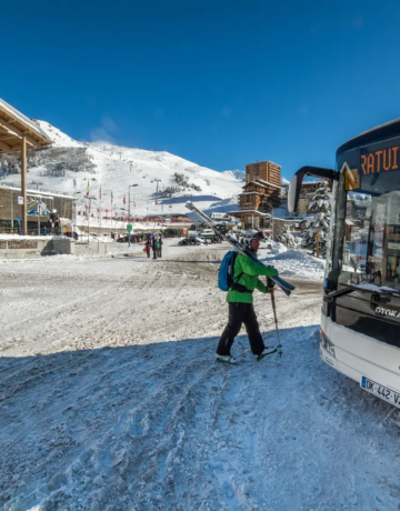 Navette gratuite de la station avec skieur traversant à Orcières Merlette