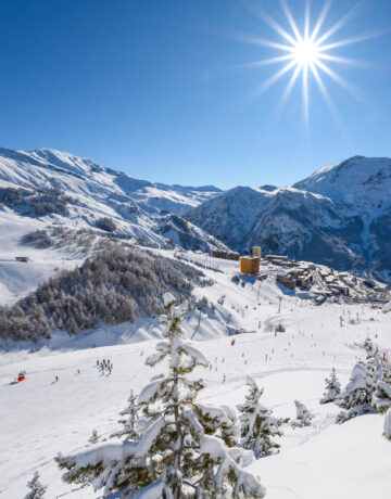Vue sur les pistes de ski et la station d'Orcières Merlette sous le soleil
