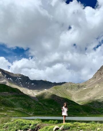 Randonneuse au bord d'un lac de montagne dans le Monde des 6 lacs
