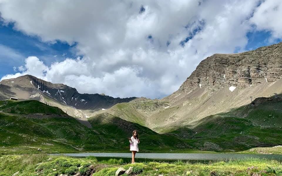 Randonneuse au bord d'un lac de montagne dans le Monde des 6 lacs