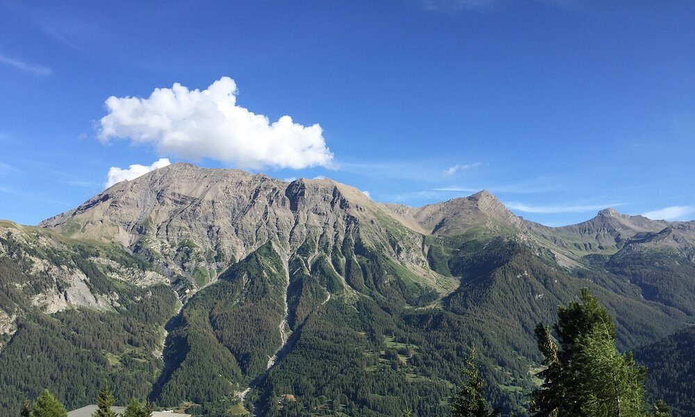 Vue panoramique sur les montagnes et la station d'Orcières Merlette en été
