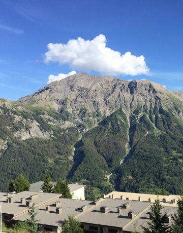Vue panoramique sur les montagnes et la station d'Orcières Merlette en été